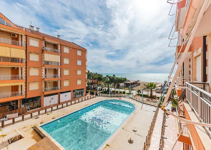 Orange Beachfront By Ps 格勒姆